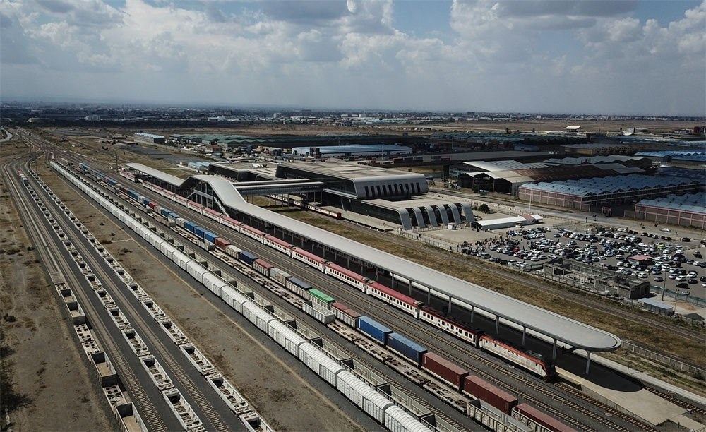 這是在肯尼亞首都內(nèi)羅畢拍攝的蒙內(nèi)鐵路內(nèi)羅畢站（9月20日攝，無人機(jī)照片）。新華社記者 韓旭 攝