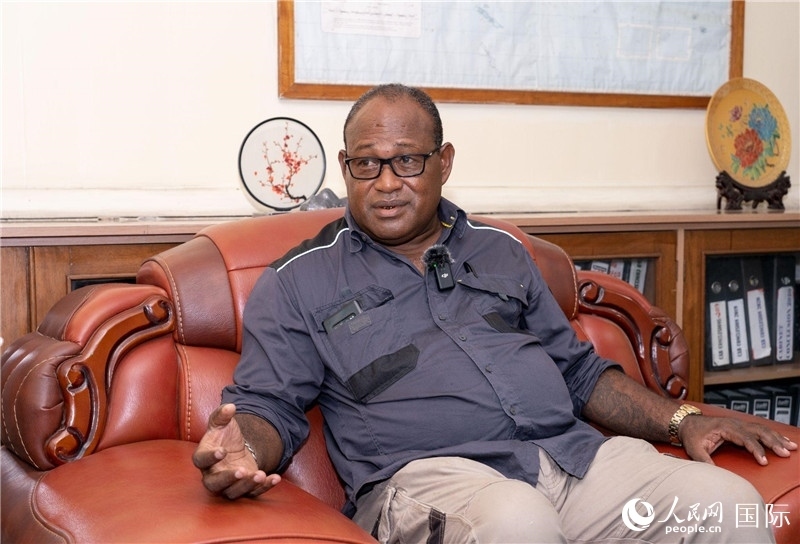 2023年9月13日，所羅門群島副總理兼基礎(chǔ)設(shè)施和發(fā)展部長(zhǎng)梅納西·梅蘭加在首都霍尼亞拉接受人民網(wǎng)記者專訪。人民網(wǎng) 賀吉攝