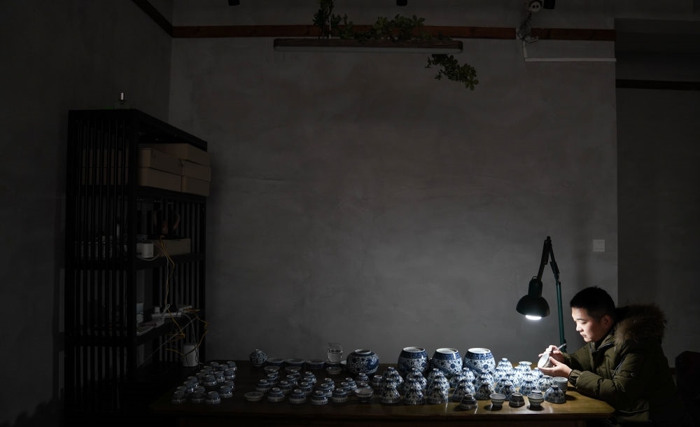 ↑ 2020年12月23日，手工陶瓷制作者在工作室檢測(cè)成品。