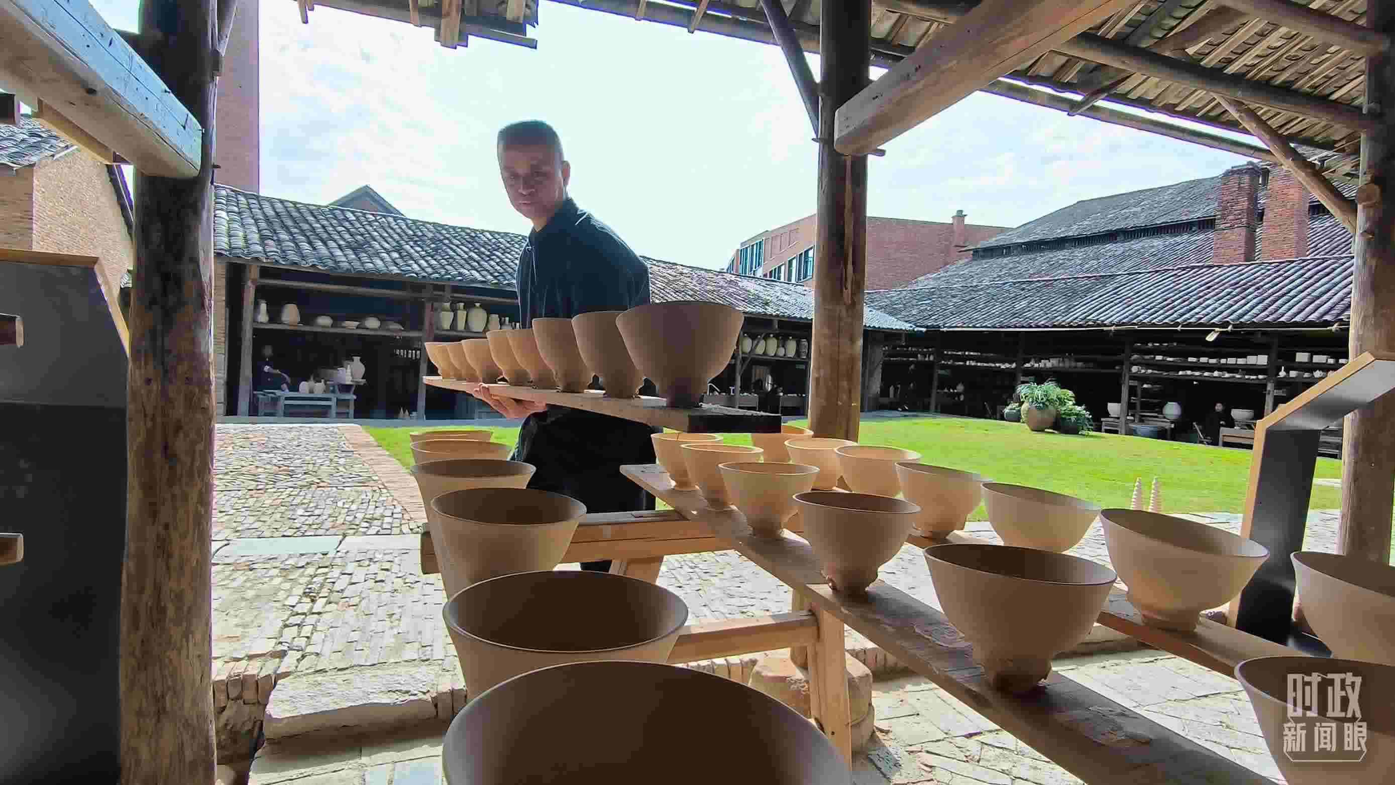 △匠人正在晾曬陶瓷制品。（總臺(tái)央視記者范凱拍攝）