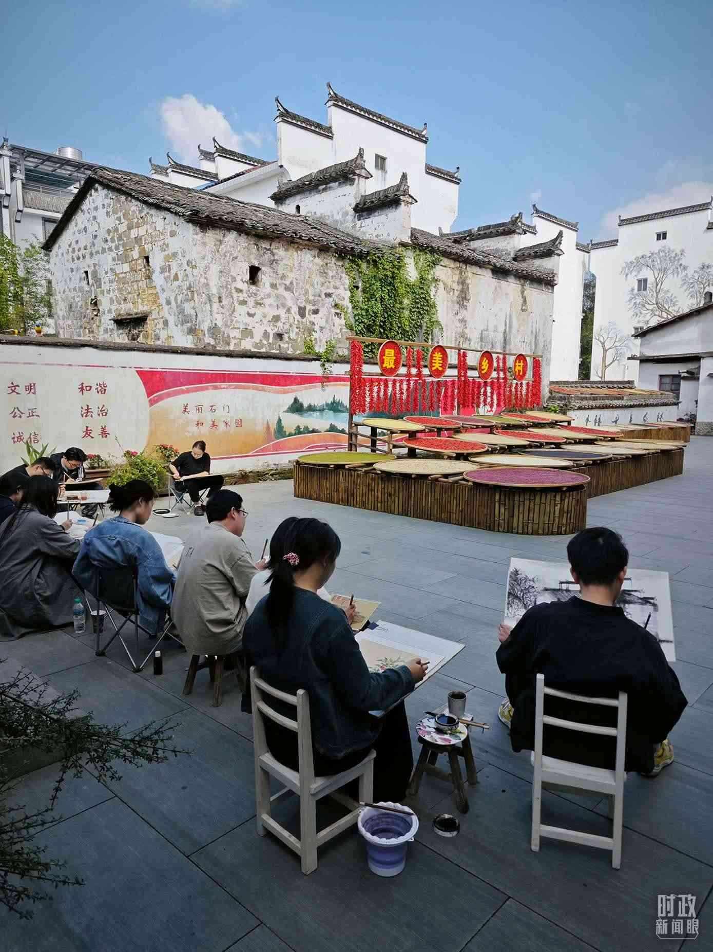 △來自中國美術(shù)學(xué)院的同學(xué)在石門村寫生。（總臺(tái)央視記者郁振一拍攝）