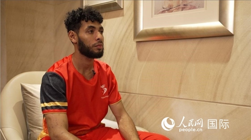 巴布亞新幾內(nèi)亞乒乓球國(guó)家隊(duì)隊(duì)員杰弗瑞·羅伊接受采訪(fǎng)。 人民網(wǎng) 彭昱凱攝