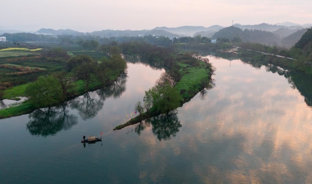 2021年3月15日拍攝的婺源月亮灣旅游公園，石門自然村坐落于此。新華社記者 胡晨歡 攝
