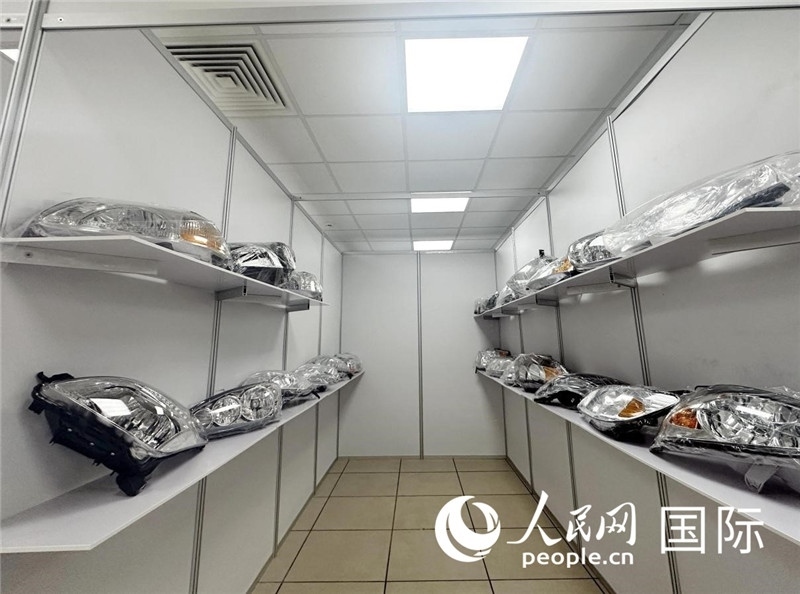 在位于莫斯科格林伍德國際貿(mào)易中心的浙江寧波優(yōu)質(zhì)商品展銷中心內(nèi)，展示著來自浙江寧波慈溪市的汽車配件樣品。人民網(wǎng)記者 申佳平攝