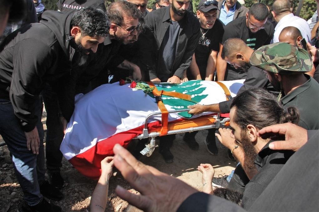 10月14日，黎巴嫩南部希亞姆鎮(zhèn)，黎巴嫩記者和民眾為在以色列轟炸中死亡的攝影記者伊薩姆·阿卜杜拉送葬。新華社發(fā)（塔希爾·阿布·哈姆丹攝）