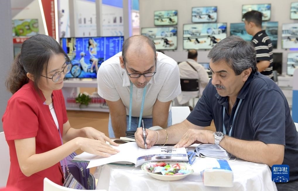 10月15日，客商在廣交會上洽談業(yè)務。新華社記者 盧漢欣 攝