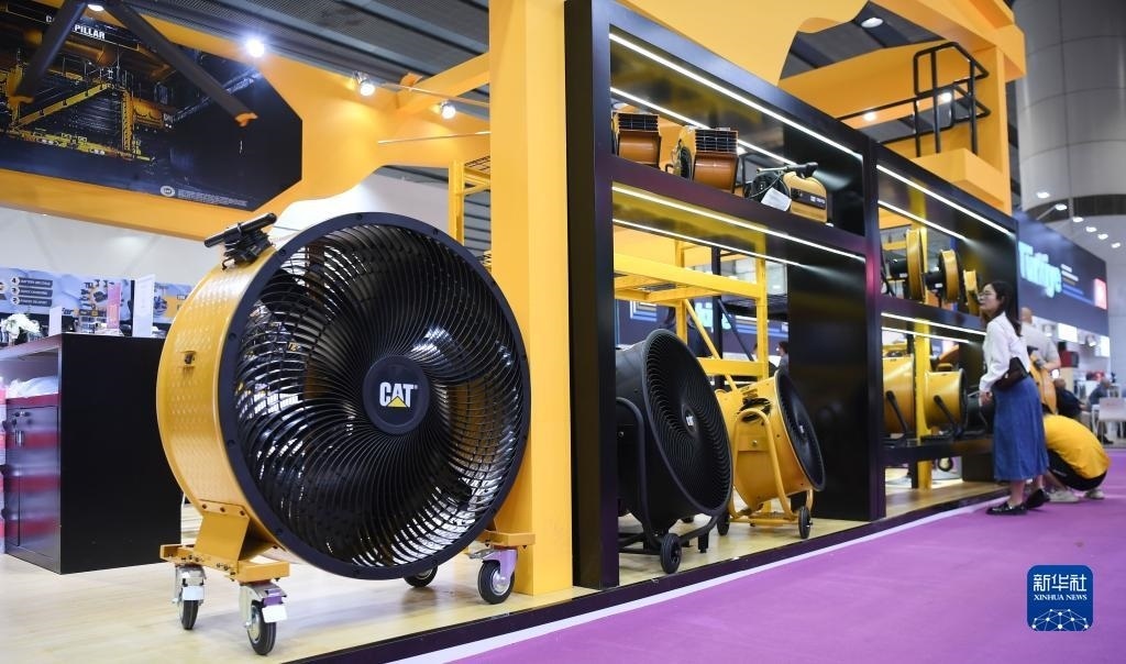 10月15日，參觀者在了解一家美國參展商的產(chǎn)品。新華社記者 鄧華 攝