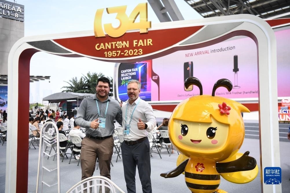 10月15日，來自巴西的采購商在廣交會上合影。新華社記者 鄧華 攝