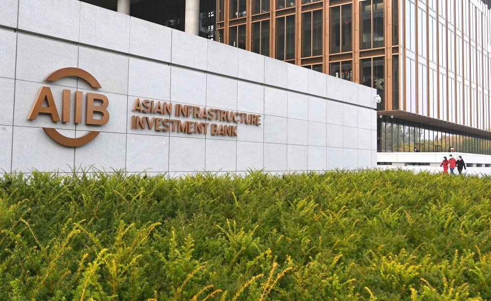 這是亞洲基礎(chǔ)設(shè)施投資銀行（亞投行）標(biāo)志（2021年10月25日攝）。新華社記者 李賀 攝