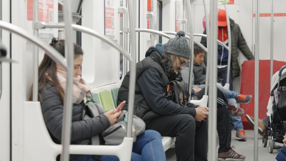 阿根廷布宜諾斯艾利斯市，乘客們乘坐A線地鐵從郊區(qū)前往市內(nèi)。人民網(wǎng)記者 張若涵攝