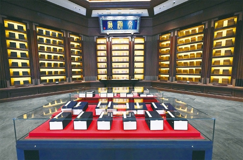 建設中國國家版本館，是以習近平同志為核心的黨中央作出的重大決策，是文明大國建設的基礎工程，是功在當代、利在千秋的標志性文化工程，充分體現了我們黨傳承發(fā)展中華文化的高度自覺、汲取歷史智慧更好走向未來的歷史主動。圖為2023年5月拍攝的中國國家版本館中央總館文瀚廳。 新華社發(fā)