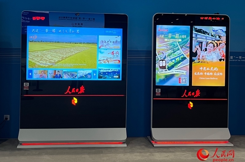 位于新聞中心的人民日報(bào)電子閱報(bào)欄。人民網(wǎng)記者 杜燕飛攝