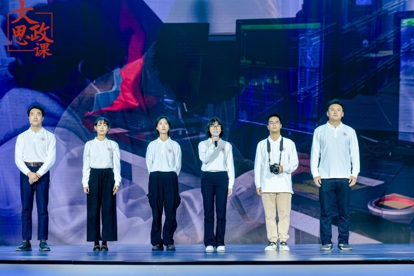 四川大學(xué)三星堆遺址考古隊隊長、考古文博學(xué)院教授黎海超和四川大學(xué)三星堆遺址考古隊隊員們