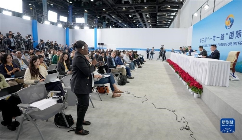 10月16日，第三屆“一帶一路”國際合作高峰論壇新聞中心在北京國家會(huì)議中心舉行首場吹風(fēng)會(huì)，邀請自然資源部國際合作司和相關(guān)單位負(fù)責(zé)人介紹有關(guān)情況，并回答記者提問。新華社記者 王毓國攝