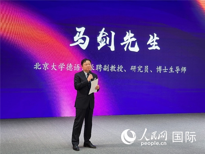 北京大學(xué)德語系長聘副教授馬劍點(diǎn)評學(xué)生表現(xiàn)。（攝影：張麗鷗）