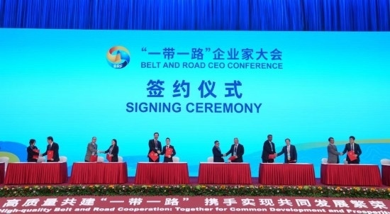 這是10月17日拍攝的簽約儀式現場。當日，“一帶一路”企業(yè)家大會在北京召開。（新華社記者王毓國攝）