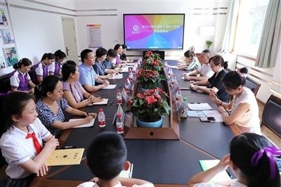 圖⑤：法治宣講結(jié)束后，重慶五中院組織召開座談會(huì)，聽取人大代表和朵力小學(xué)教師、家長(zhǎng)代表對(duì)法院未成年人保護(hù)工作的意見建議。