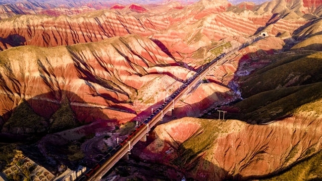 穿越丹霞地貌的火車。蘭州局集團公司融媒體中心供圖