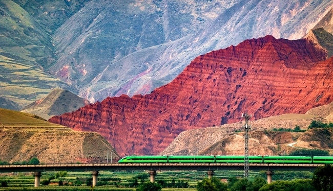 穿越丹霞地貌的火車。蘭州局集團公司融媒體中心供圖