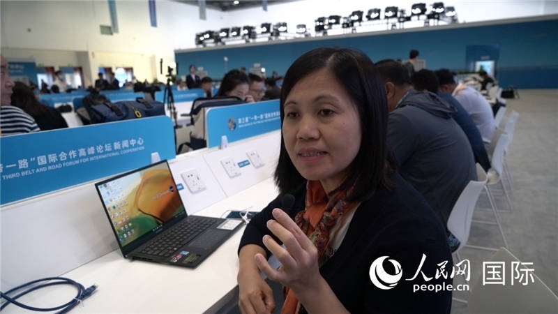 越南之聲廣播電臺記者胡鴻行（音譯，H? H?ng H?nh）與記者交談。人民網(wǎng) 楊春燕攝