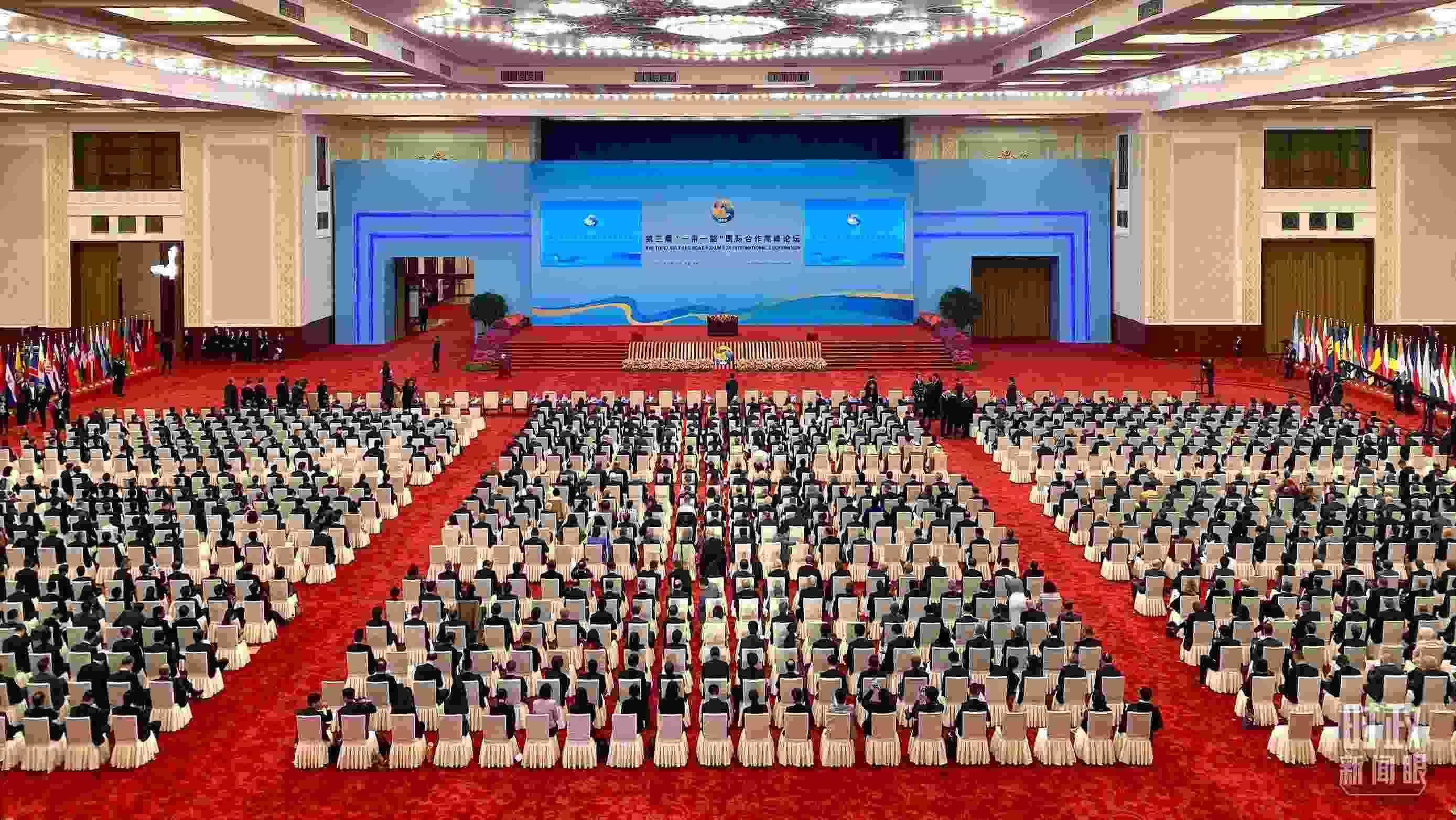 △人民大會堂宴會廳。這是開幕式之前的現(xiàn)場。（總臺央視記者李增仁拍攝）