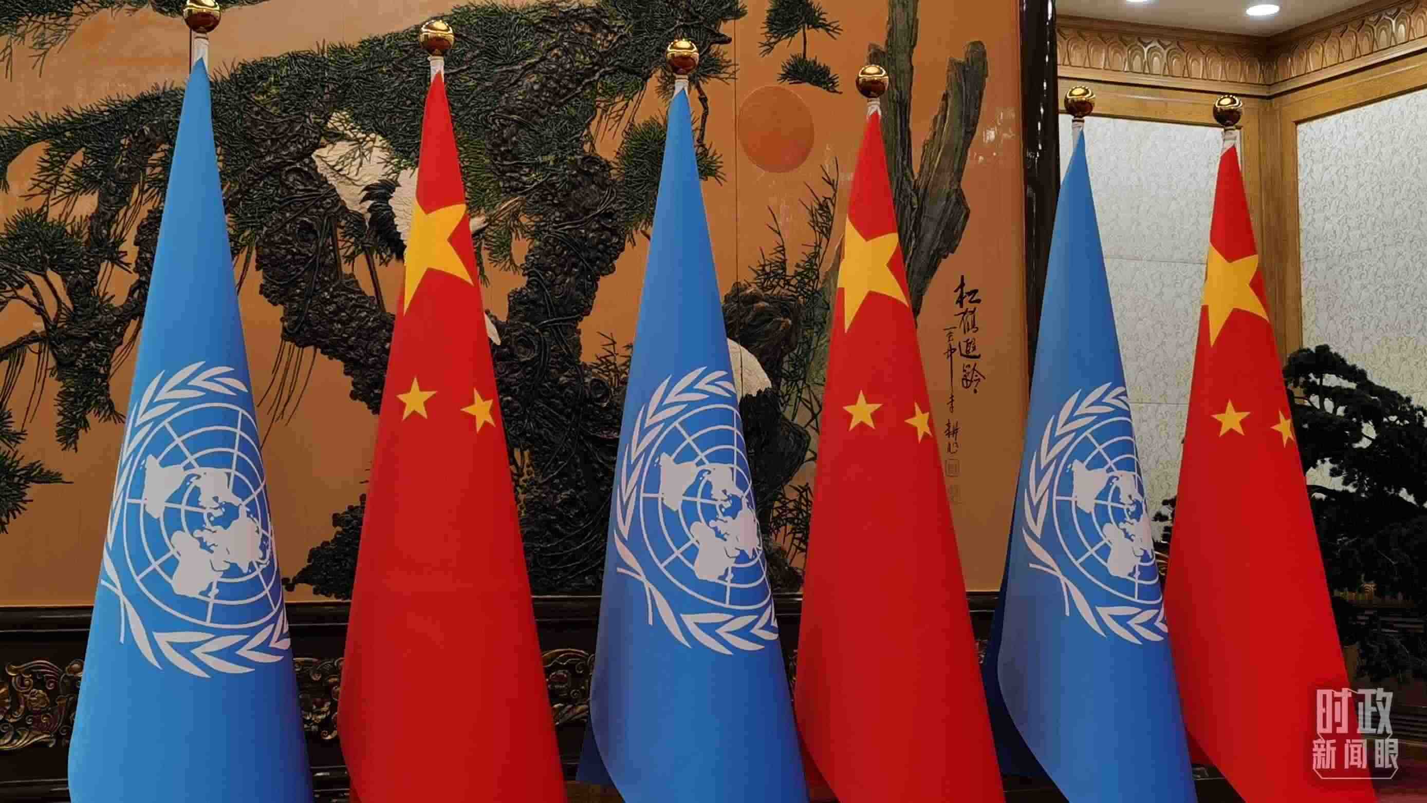 △會見現(xiàn)場的中國國旗和聯(lián)合國旗。（總臺央視記者郭鴻拍攝）