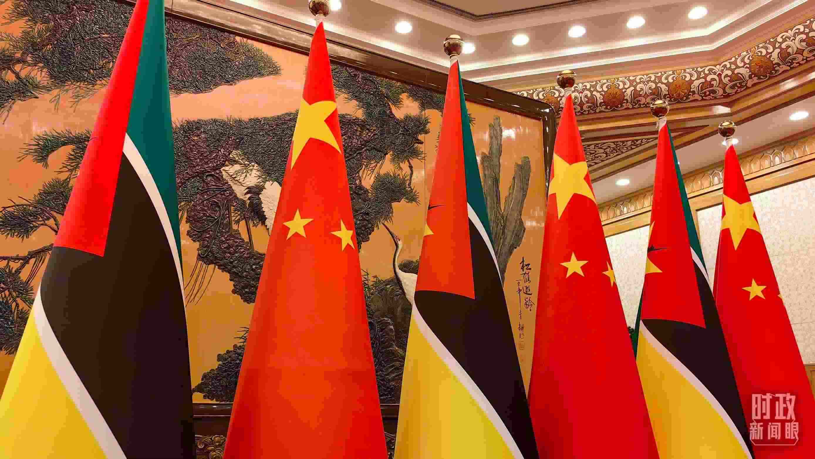 △會見現(xiàn)場，中國、莫桑比克兩國國旗。（總臺央廣記者潘毅拍攝）