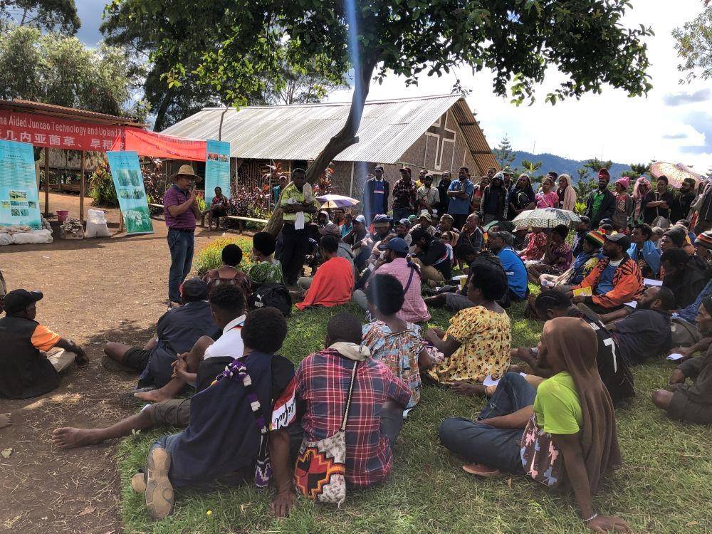 △2020年12月15日，中國專家在巴布亞新幾內(nèi)亞東高地省中國援助巴新菌草和旱稻技術(shù)項(xiàng)目第9期培訓(xùn)班上授課。