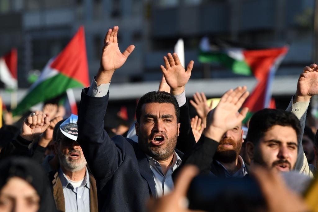 10月18日，人們?cè)谝晾实潞谔m舉行集會(huì)。當(dāng)日，突尼斯、土耳其、伊朗等多國(guó)民眾舉行集會(huì)，表達(dá)對(duì)巴勒斯坦人民的支持，并譴責(zé)針對(duì)加沙城醫(yī)院的襲擊。新華社記者 沙達(dá)提 攝