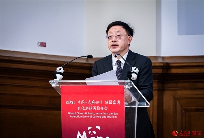 四川省文化和旅游廳廳長戴允康作文化旅游推介。人民網 郭錦標攝