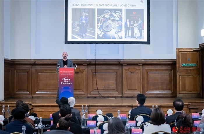 英國群英創(chuàng)意全球首席執(zhí)行官杰米·撒杰特在現場發(fā)言，分享如何進一步提升四川旅游的國際影響力、吸引更多的英國游客。人民網 郭錦標攝
