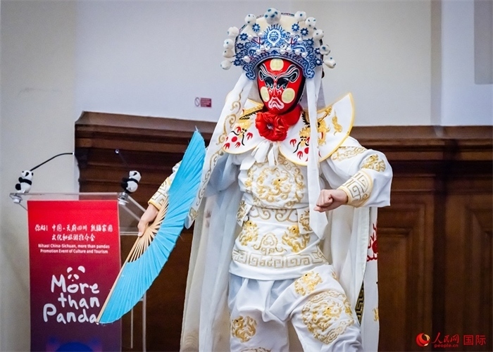 川劇絕活變臉表演。人民網 郭錦標攝