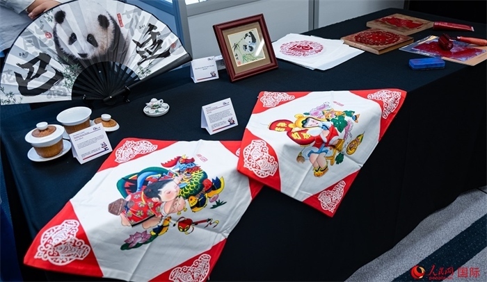 活動現場的現場文創(chuàng)展、互動體驗區(qū)、非遺區(qū)展示。人民網 郭錦標攝