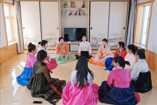 2023年6月，楊麗娜（后中）對擔任民宿管家的光東村村民們進行標準化培訓。（新華社記者金津秀攝）