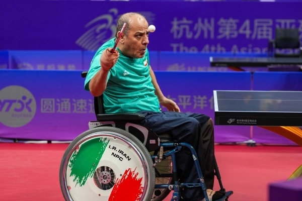 10月23日，杭州第4屆亞殘運(yùn)會乒乓球男子單打Class2小組循環(huán)賽舉行。圖為伊朗隊(duì)選手哈桑·簡費(fèi)尚在比賽中。圖片來源：杭州亞殘組委會