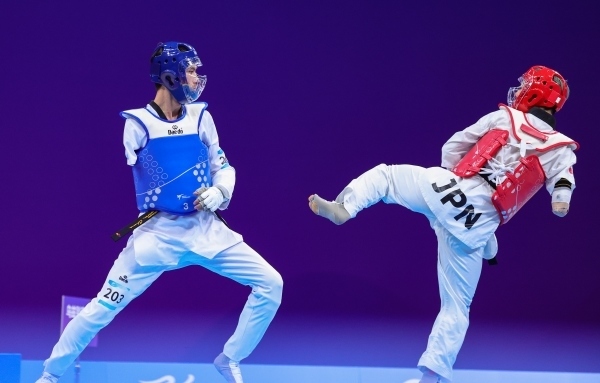 10月23日，杭州第4屆亞殘運(yùn)會跆拳道男子K44級58公斤級銅牌賽舉行。圖為烏茲別克斯坦隊(duì)選手桑賈貝克·穆赫托羅夫(左)和日本隊(duì)選手阿渡健太在比賽中。圖片來源：杭州亞殘組委會