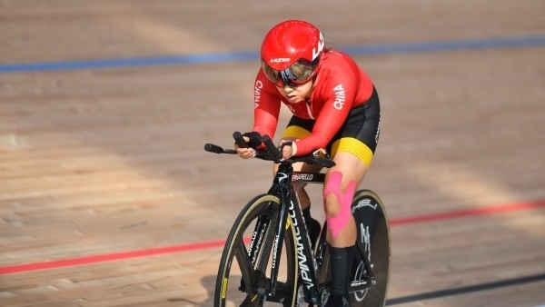 10月23日，杭州第4屆亞殘運(yùn)會場地自行車女子個人C4-5級3000米追逐賽金牌賽舉行。圖為中國隊(duì)選手季子賢在比賽中。圖片來源：杭州亞殘組委會