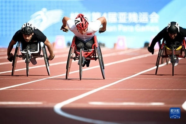 10月23日，中國選手龔文浩（左二）在杭州第4屆亞殘運(yùn)會男子100米-T34決賽的比賽中。他以15秒55的成績獲得該項(xiàng)目銀牌。新華社記者 江漢攝