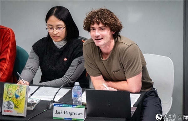 4、英國(guó)漢學(xué)家沈如風(fēng)對(duì)中國(guó)文學(xué)譯作的未來(lái)充滿(mǎn)期待。郭錦標(biāo)攝