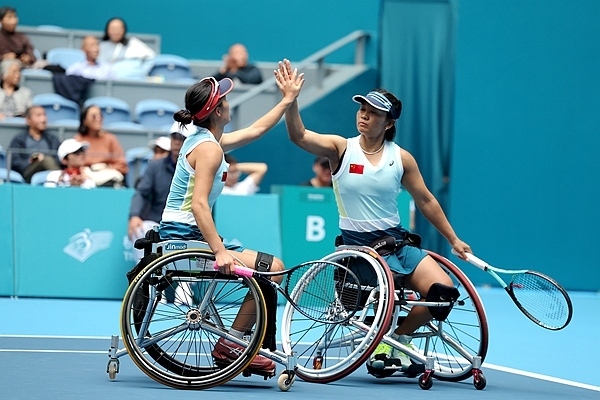 10月25日，杭州亞殘運會輪椅網(wǎng)球女雙決賽，中國組合朱珍珍(右)/郭珞瑤慶祝得分。人民網(wǎng)記者 胡雪蓉攝