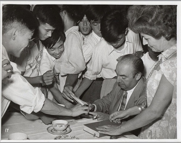 諾貝爾文學(xué)獎(jiǎng)得主巴勃羅·聶魯達(dá)與中國青年在一起（資料圖片）。中國美術(shù)館供圖