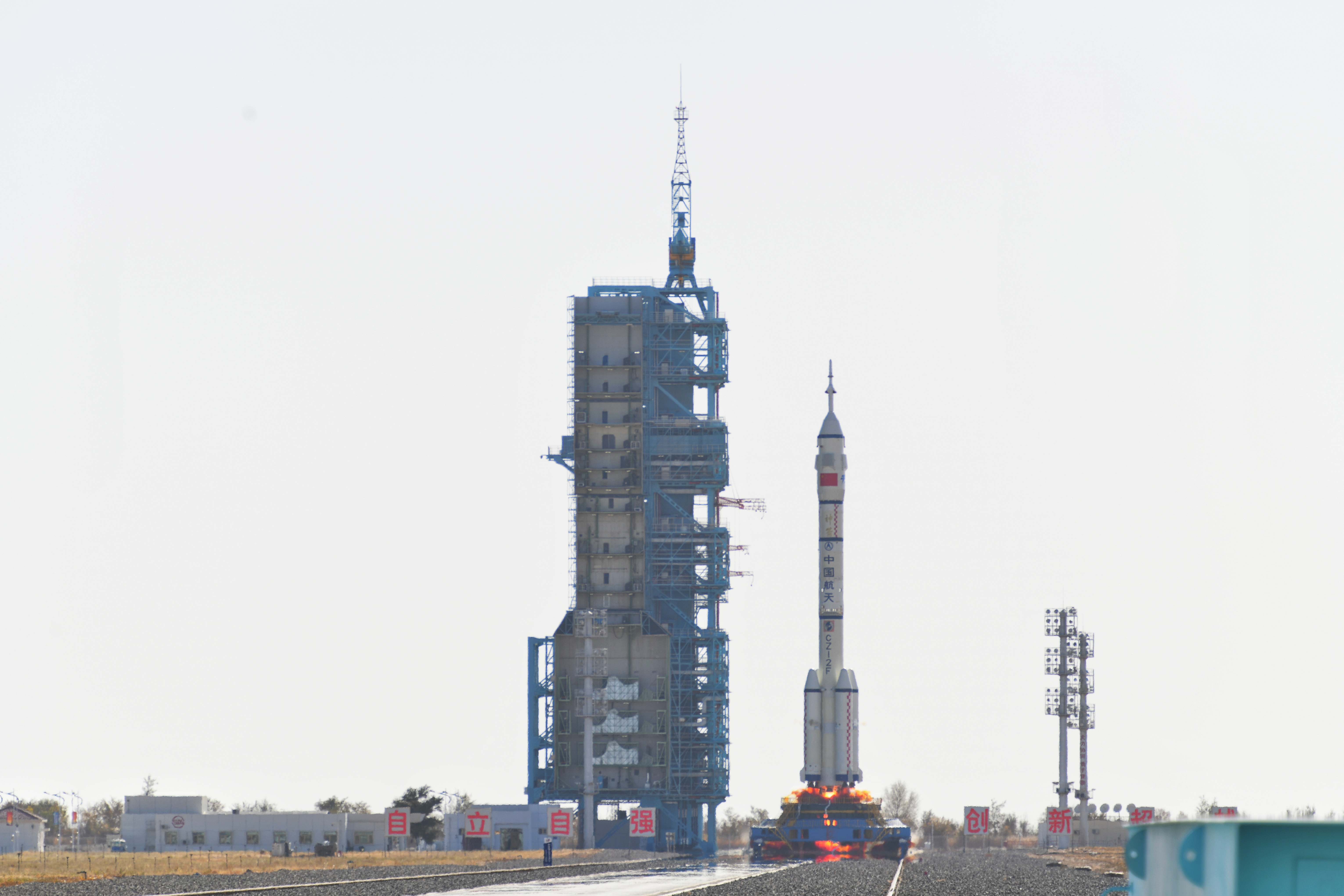 神舟十七號(hào)載人飛船發(fā)射升空震撼瞬間。人民網(wǎng) 張啟川攝