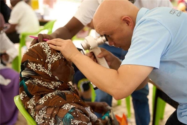 醫(yī)療隊(duì)為當(dāng)?shù)鼗颊吡x診。中國(guó)援桑醫(yī)療隊(duì)供圖