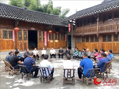 花垣縣石欄鎮(zhèn)朋巖村的院壩會。人民網(wǎng) 周靜圓攝