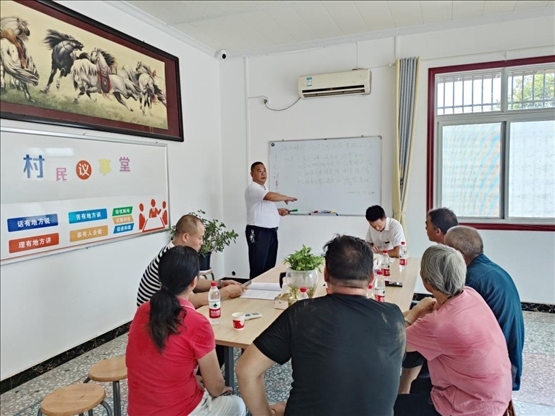 泉塘村17組議事會正在討論土地整理事項。湖南省司法廳供圖