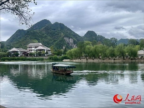 秋日的邊城鎮(zhèn)，青山滴翠、碧水含情。人民網(wǎng) 周靜圓攝