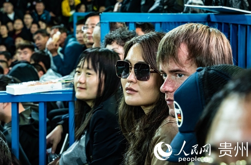 外媒記者走進“村BA”決賽現(xiàn)場觀看比賽。人民網(wǎng) 陽茜 攝