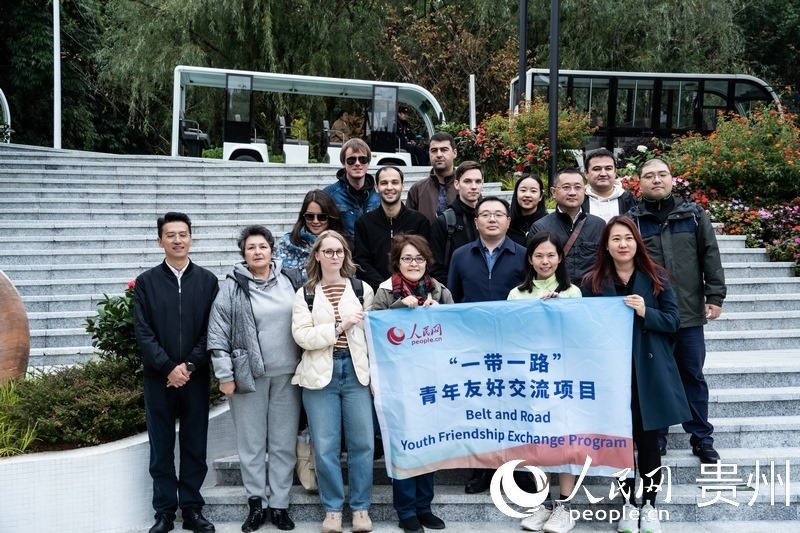 合影留念。人民網(wǎng) 陽茜攝