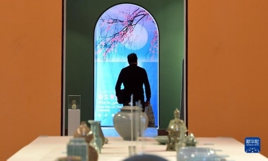 10月30日，人們?cè)谝晾实潞谔m伊朗國家藝術(shù)科學(xué)院觀看展出的展品。新華社記者 沙達(dá)提 攝