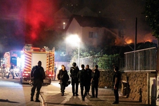  10月29日，在以色列北部城市謝莫納，以軍士兵和急救人員在一處被火箭彈擊中的現(xiàn)場(chǎng)執(zhí)勤。新華社發(fā)（阿亞爾·馬爾戈林?jǐn)z/基尼圖片社）